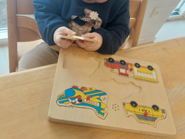 Børnehænder der laver puslespil